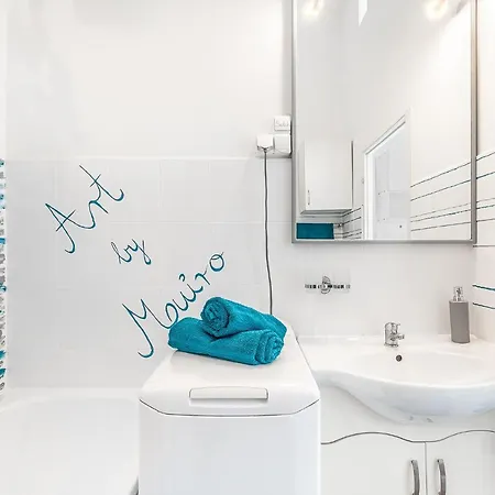 Sunny Dots - Free Parking! *